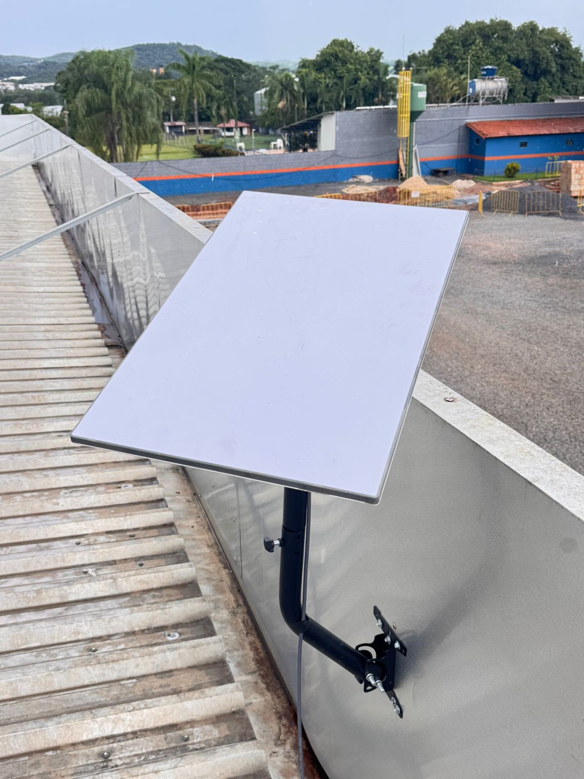 Antena Starlink fixada em suporte sobre estrutura metálica
